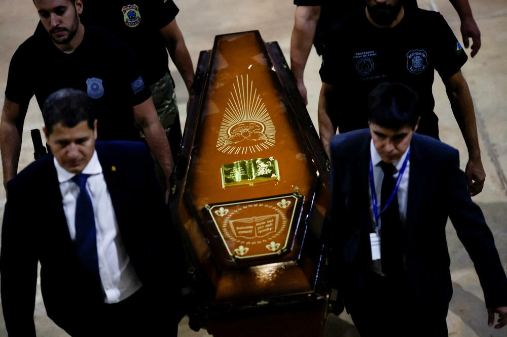 Brazilski policajci nose kovčeg, Foto: Reuters