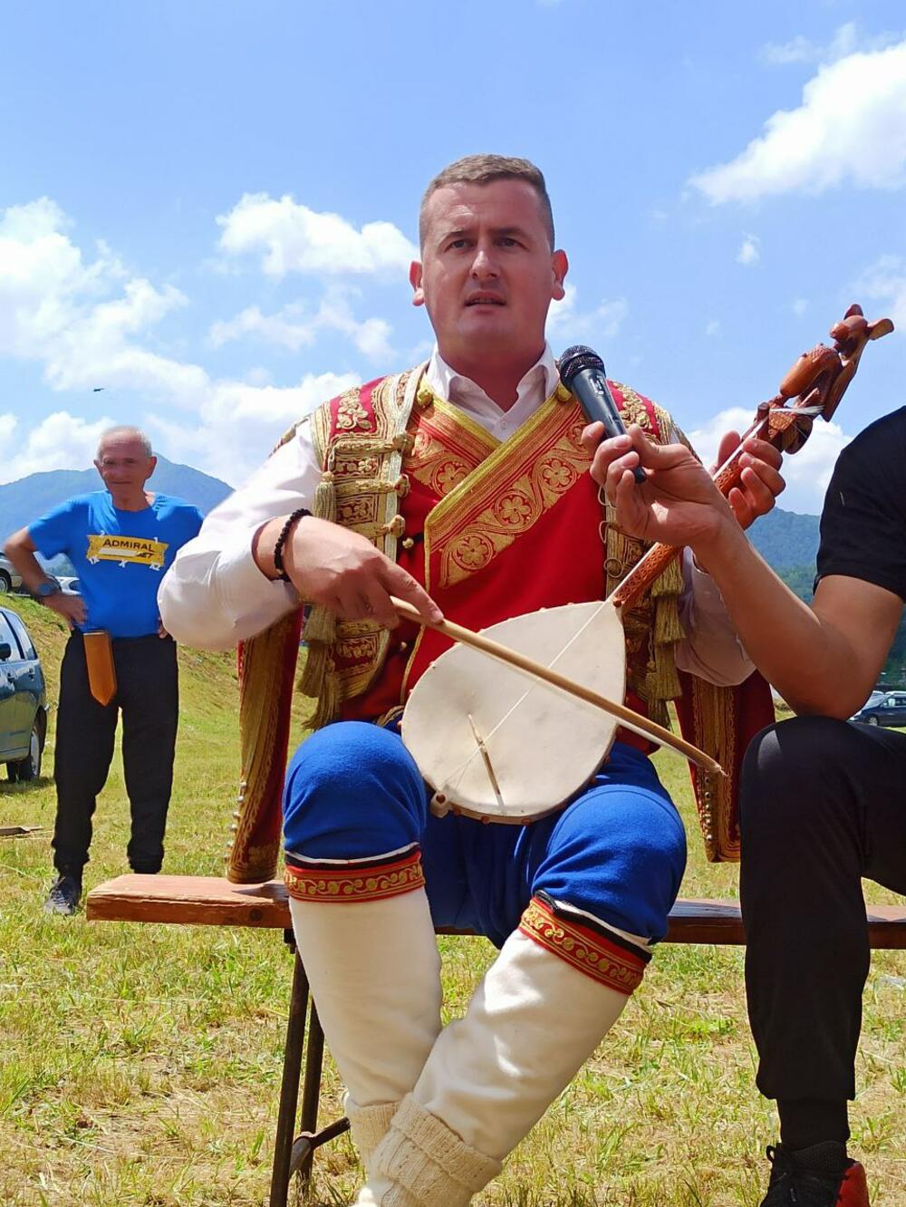 <p>Predsjednik Opštine Mojkovac, Vesko Delić, koji je izrazio želju da se danas a i svake naredne godine što dalje čuju zvuci mojkovačke kose</p>