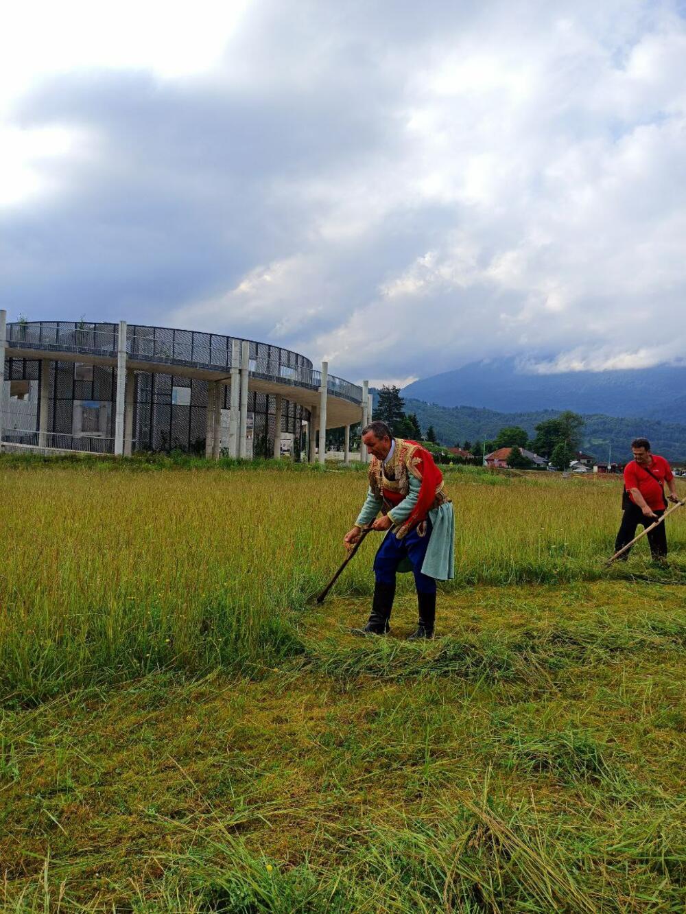 <p>Predsjednik Opštine Mojkovac, Vesko Delić, koji je izrazio želju da se danas a i svake naredne godine što dalje čuju zvuci mojkovačke kose</p>