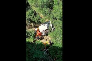 Petrovac: Automobil sletio u provaliju