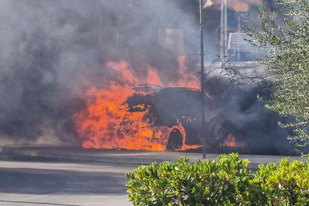 Automobil koji je izgorio u Siti kvartu, Foto: Čitalac Vijesti