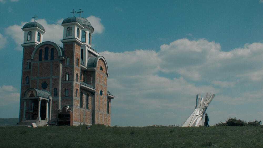 Scena iz filma, crkva u Čačku pored partizanskog spomenika