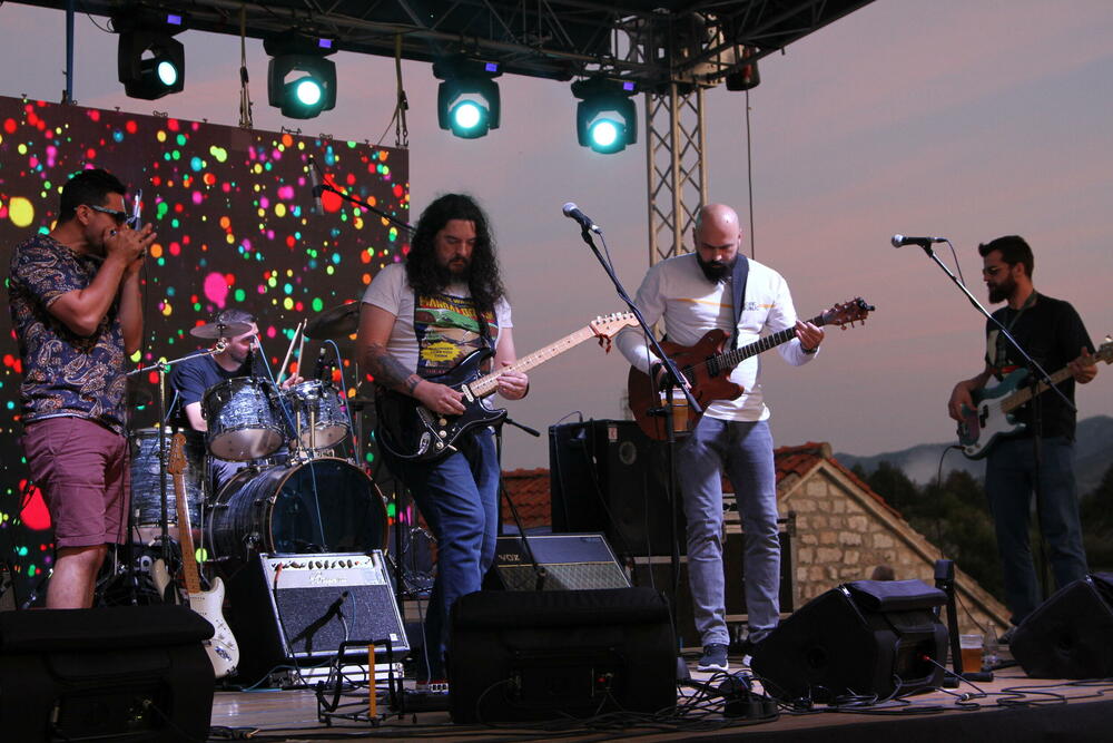 <p>Boje domaće scene druge večeri festivala branio je kolašinski "Rudolf", grupa koja je u gradu pod Trebjesom – svoja na svome</p>