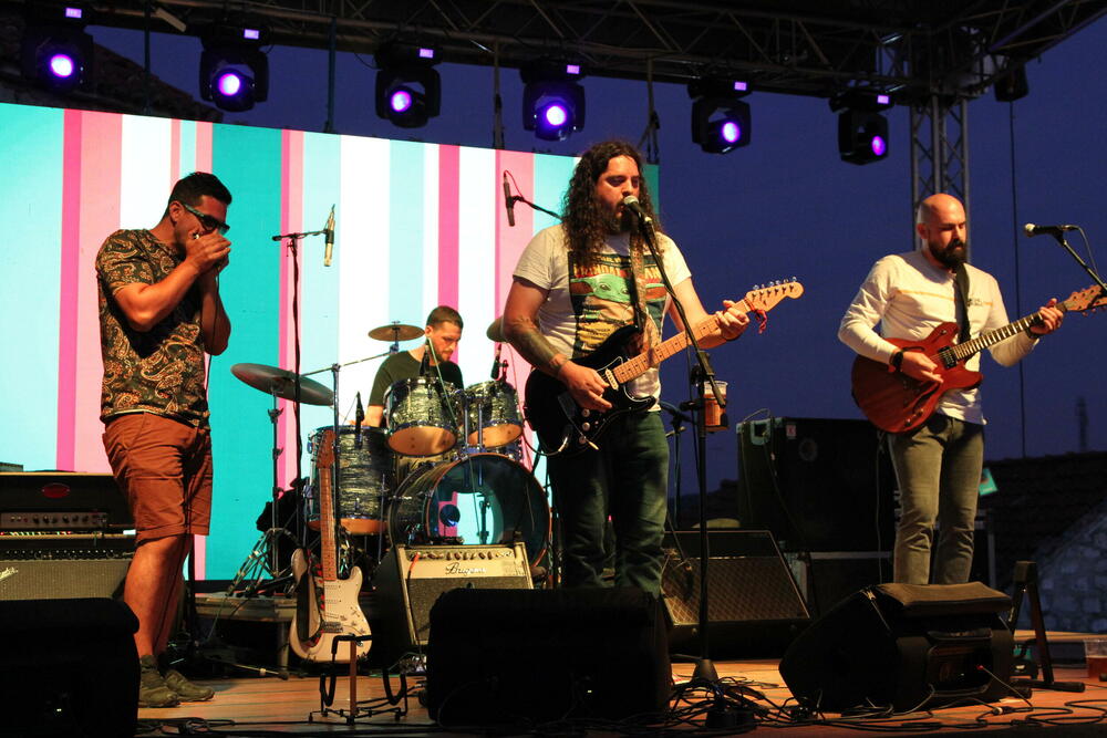 <p>Boje domaće scene druge večeri festivala branio je kolašinski "Rudolf", grupa koja je u gradu pod Trebjesom – svoja na svome</p>