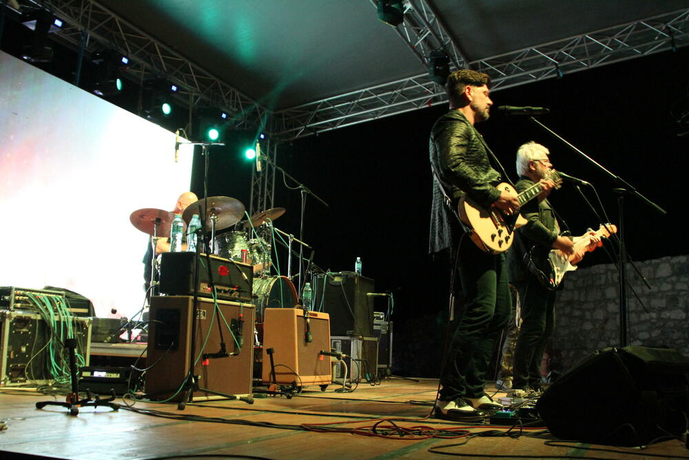 <p>Boje domaće scene druge večeri festivala branio je kolašinski "Rudolf", grupa koja je u gradu pod Trebjesom – svoja na svome</p>