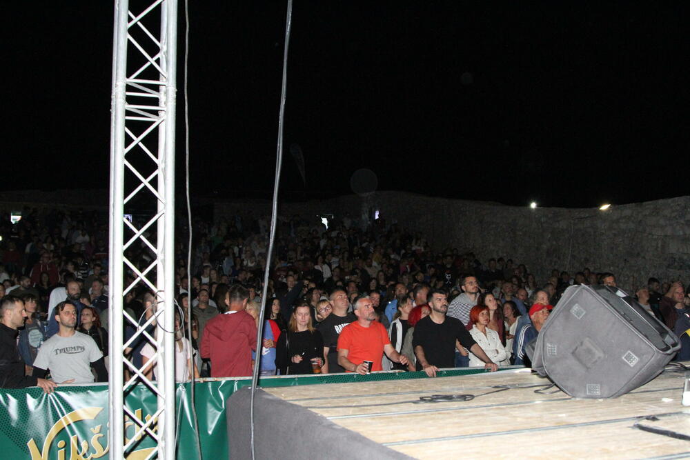 <p>Boje domaće scene druge večeri festivala branio je kolašinski "Rudolf", grupa koja je u gradu pod Trebjesom – svoja na svome</p>