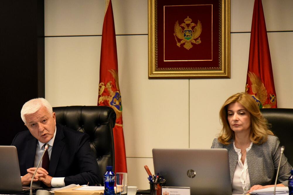 Postavljena da provjeri nezakonitosti Komisije preko koje je dobila stan: Marković i Nataša Pešić, Foto: BORIS PEJOVIC