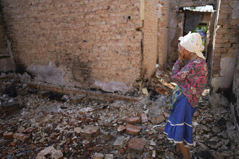 Ukrajinka pored uništene kuće u Černihivu, Foto: Beta/AP