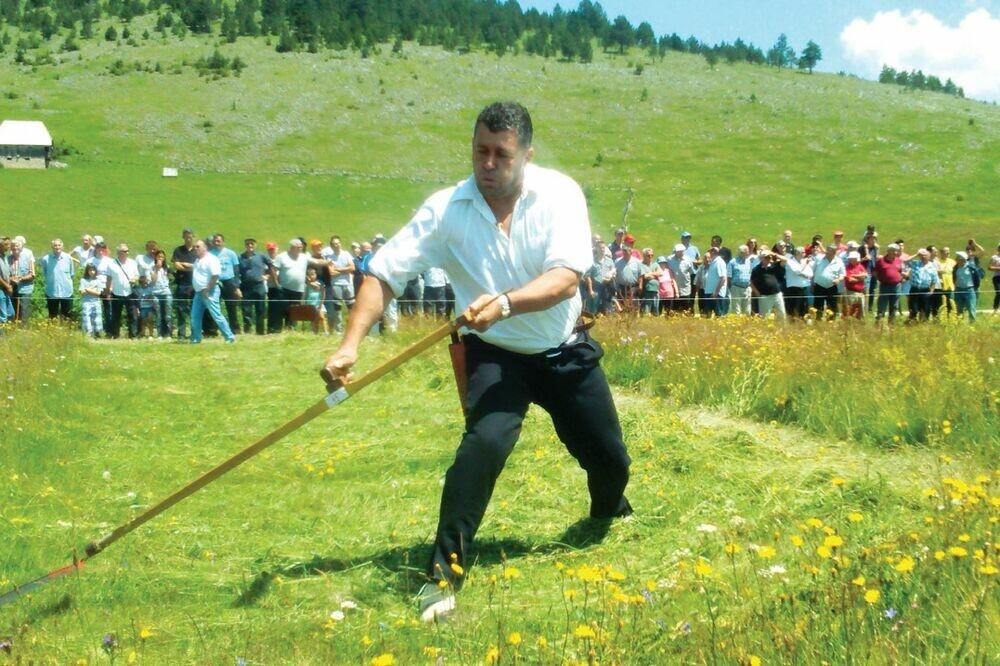 Sa jednog od ranijih takmičenja za najboljeg kosca, Foto: Goran Malidžan