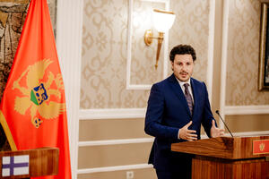 Abazović: Ukidamo uredbu o dodjeli stanova funkcionerima, državne...