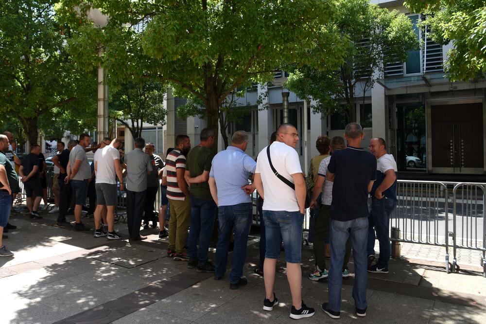 Neće odustati od zahtjeva: Radnici na protestu ispred Vlade, Foto: BORIS PEJOVIC