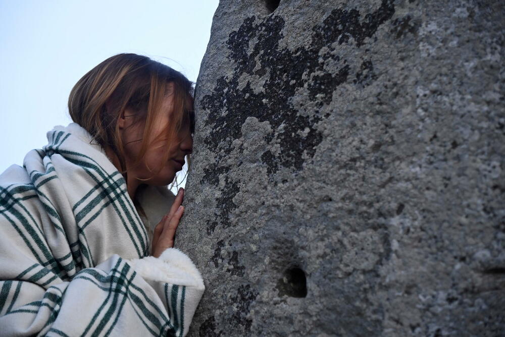 <p>Policija Viltšira saopštila je da se oko 6.000 ljudi okupilo da dočeka izlazak sunca u 4:49 ujutro</p>