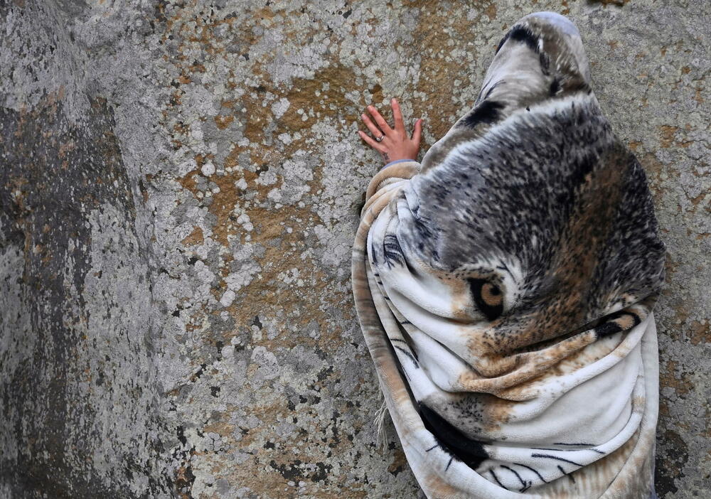 <p>Policija Viltšira saopštila je da se oko 6.000 ljudi okupilo da dočeka izlazak sunca u 4:49 ujutro</p>