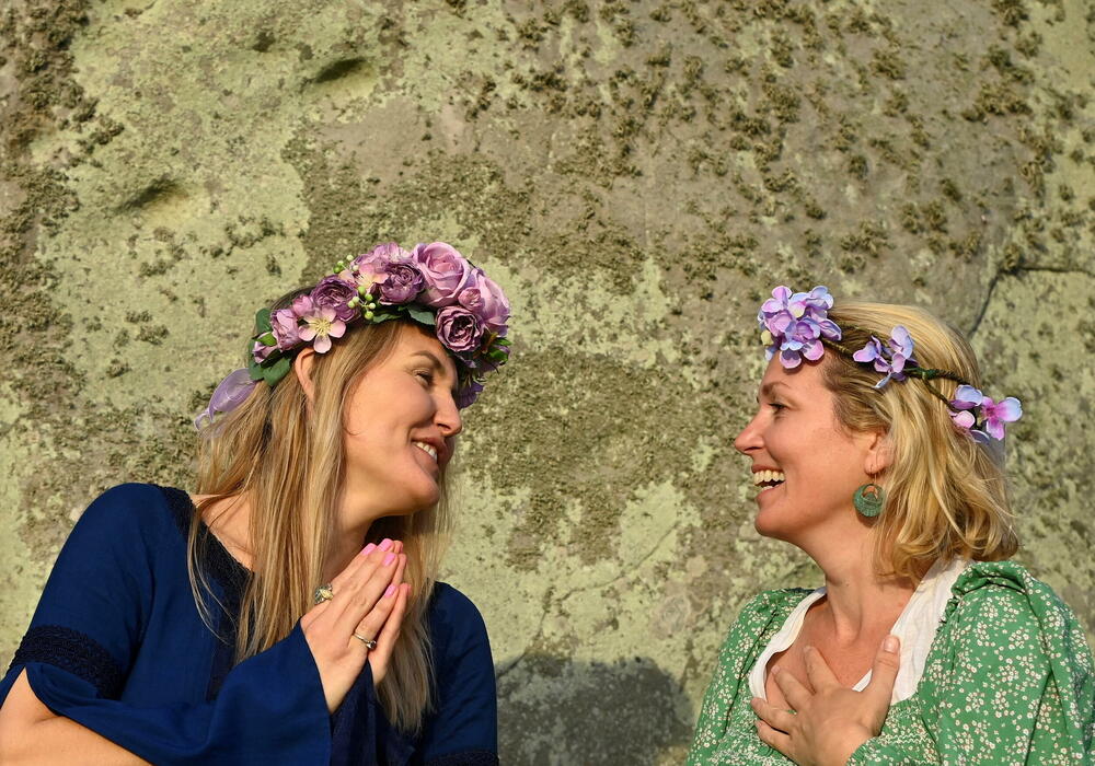 <p>Policija Viltšira saopštila je da se oko 6.000 ljudi okupilo da dočeka izlazak sunca u 4:49 ujutro</p>