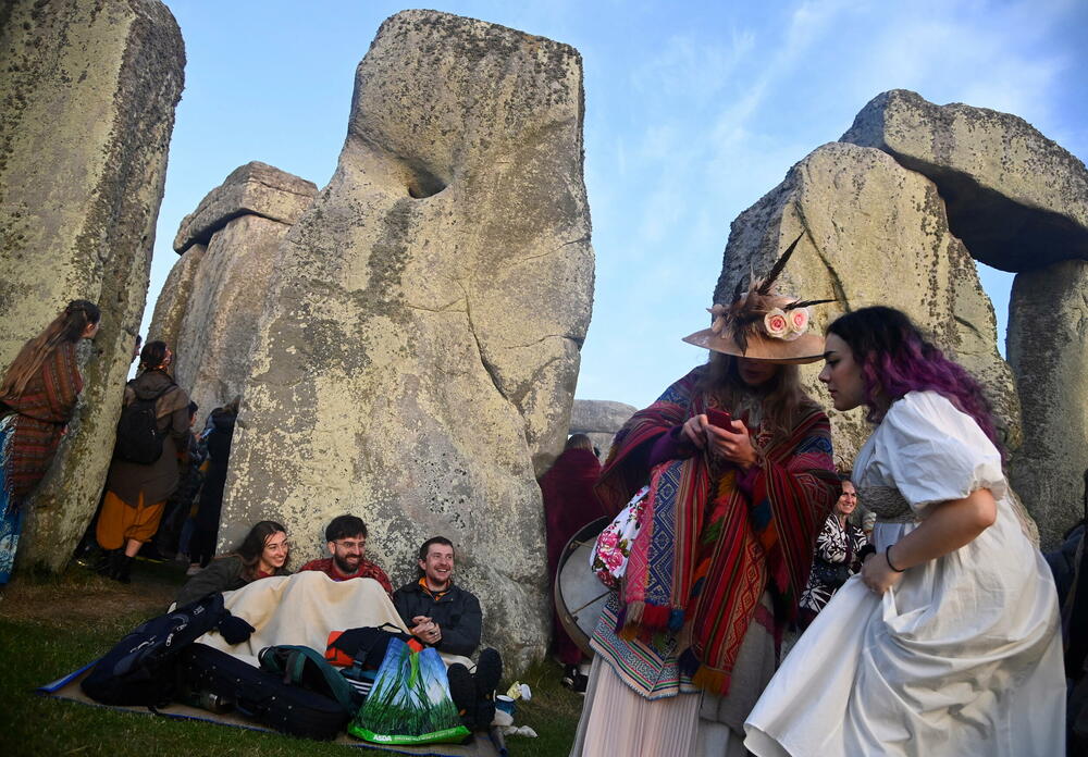 <p>Policija Viltšira saopštila je da se oko 6.000 ljudi okupilo da dočeka izlazak sunca u 4:49 ujutro</p>