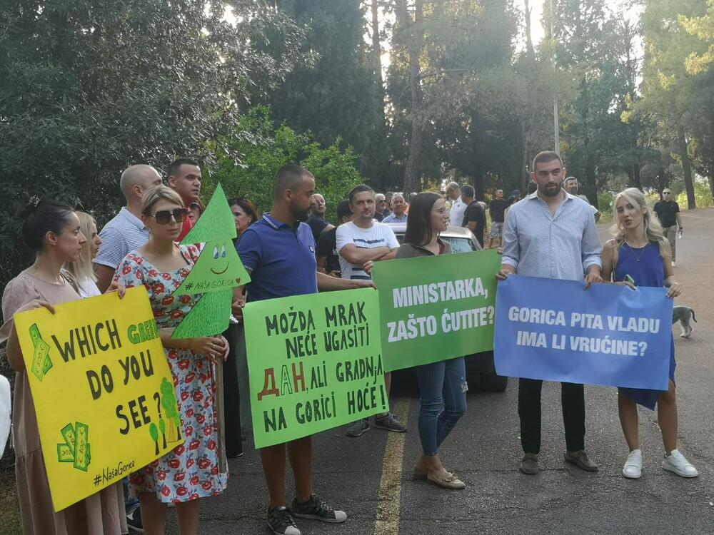 <p>U ime Glavnog grada okupljenima se obratio sekretar Miljan Barović koji je kazao da investitor nije bio zainteresovan ni za jednu drugu parcelu</p>