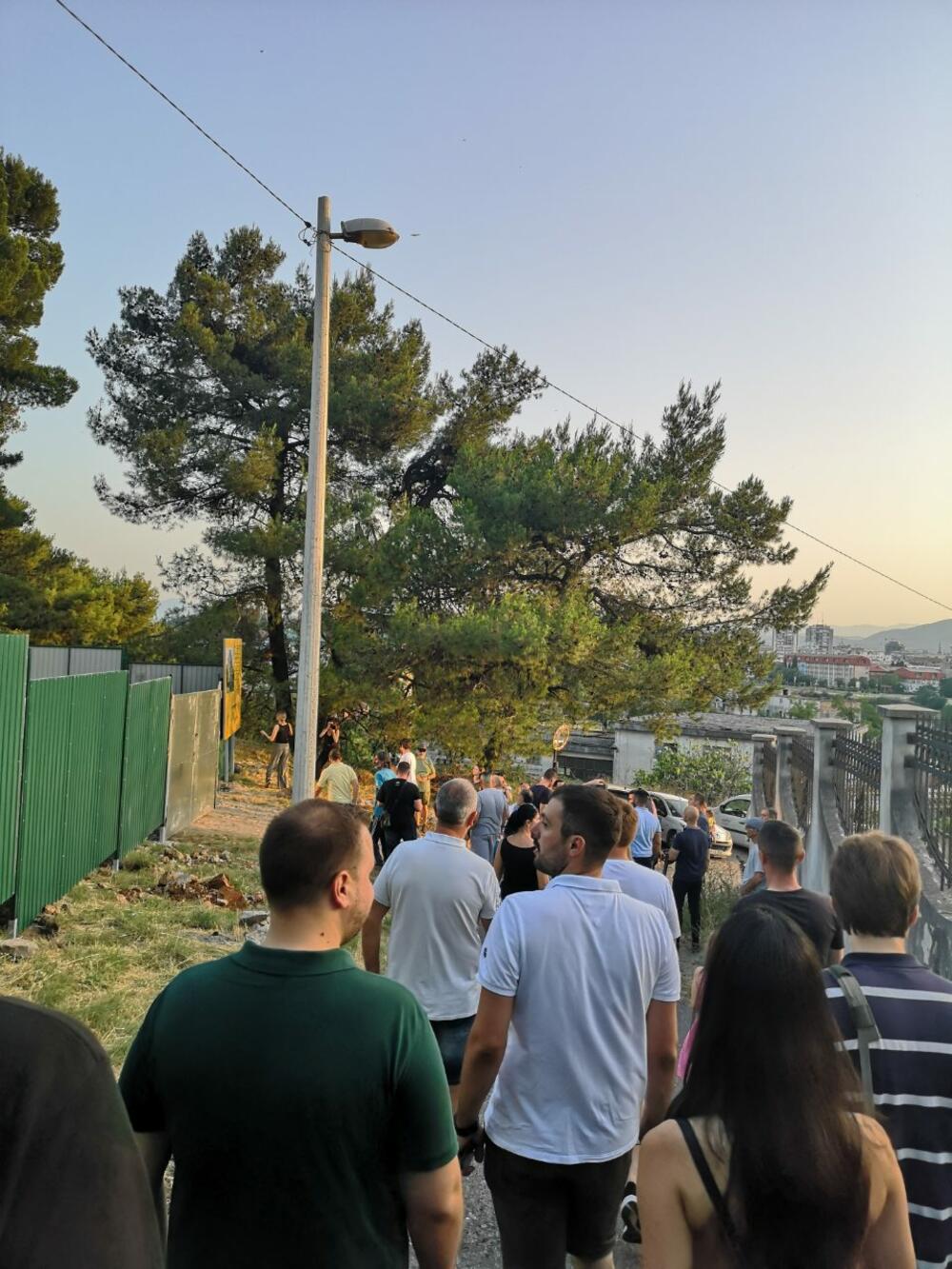 <p>U ime Glavnog grada okupljenima se obratio sekretar Miljan Barović koji je kazao da investitor nije bio zainteresovan ni za jednu drugu parcelu</p>