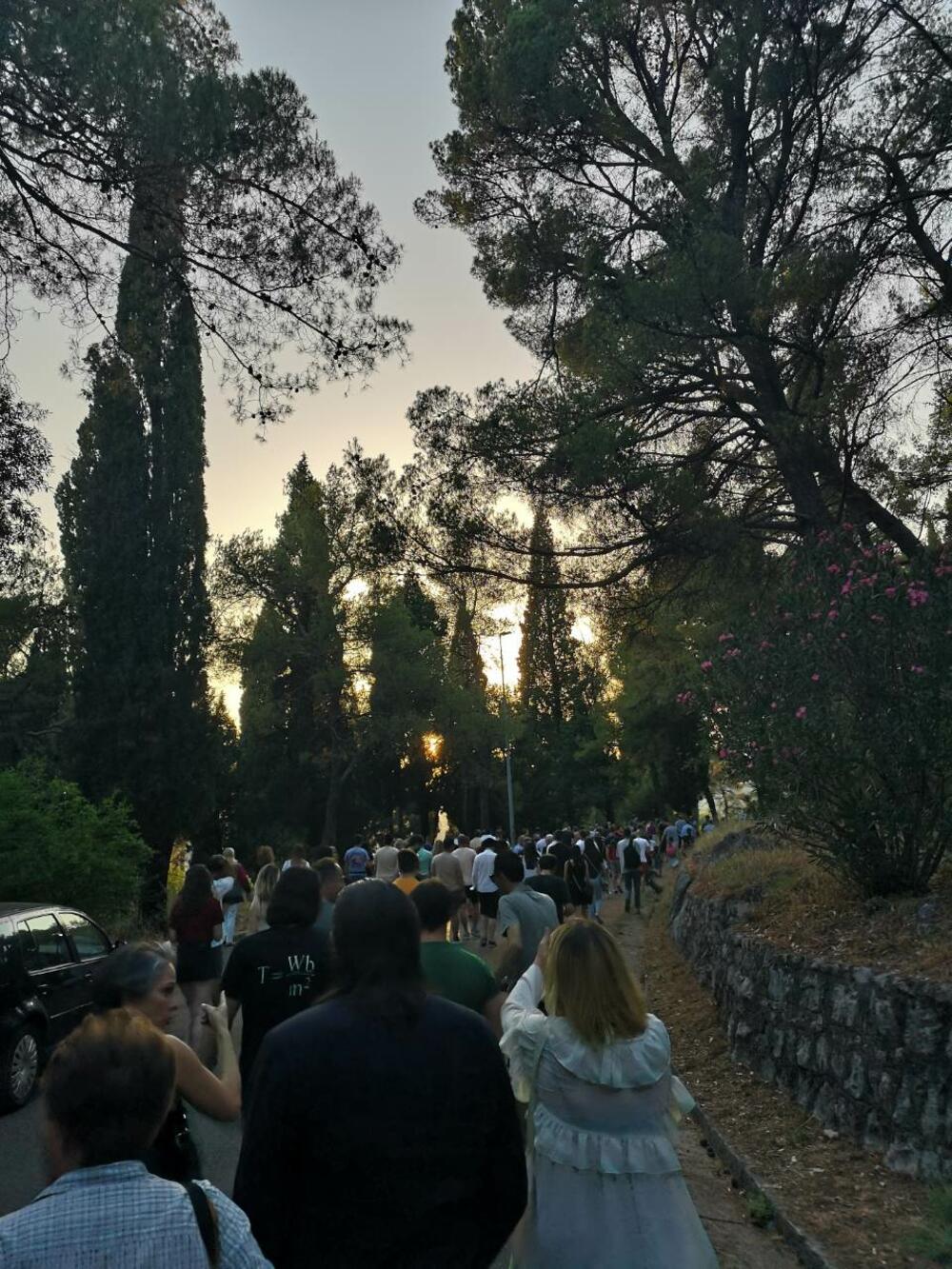 <p>U ime Glavnog grada okupljenima se obratio sekretar Miljan Barović koji je kazao da investitor nije bio zainteresovan ni za jednu drugu parcelu</p>