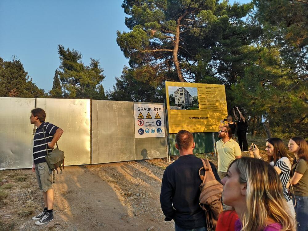 <p>U ime Glavnog grada okupljenima se obratio sekretar Miljan Barović koji je kazao da investitor nije bio zainteresovan ni za jednu drugu parcelu</p>