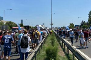 Radnici fabrike Fijat blokirali autoput kod Sava centra u Beogradu
