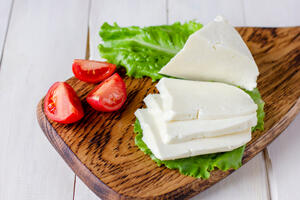 Zašto je zdravo jesti mladi sir? Evo kako utiče na organizam
