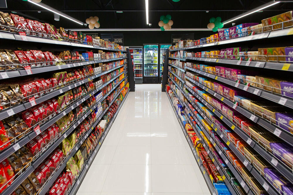 <p>Objekat se prostire na površini od 1560 metara kvadratnih, a u sklopu njega se nalazi i Cosmetics market i apoteka<font color="#d50517">.</font></p>