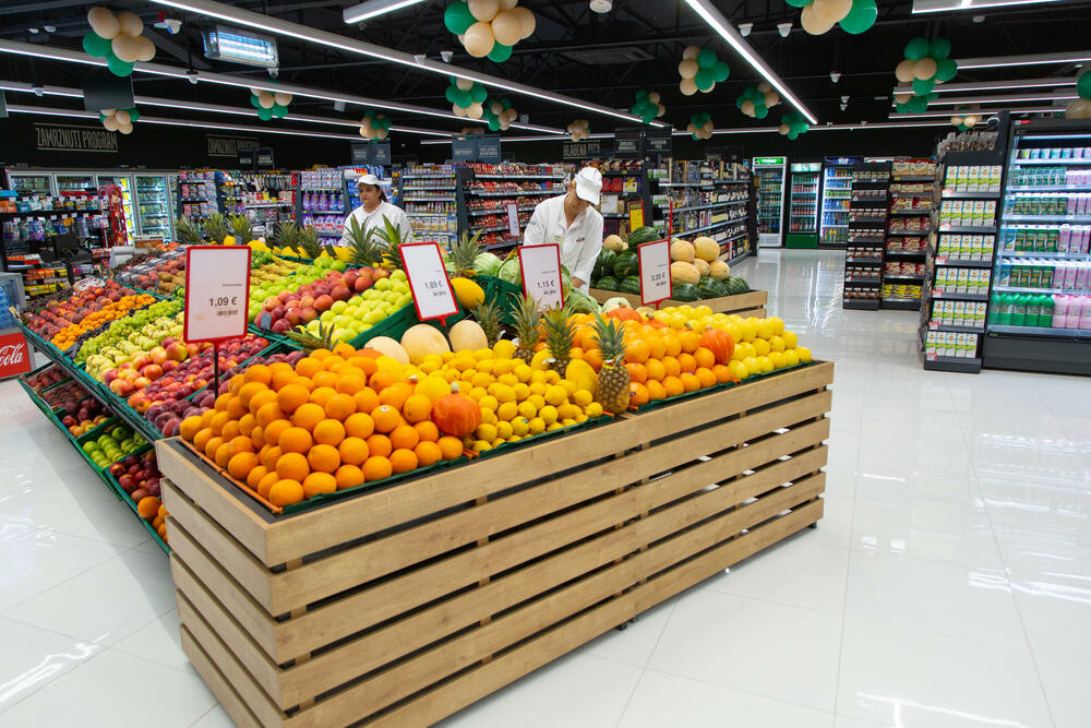 <p>Objekat se prostire na površini od 1560 metara kvadratnih, a u sklopu njega se nalazi i Cosmetics market i apoteka<font color="#d50517">.</font></p>