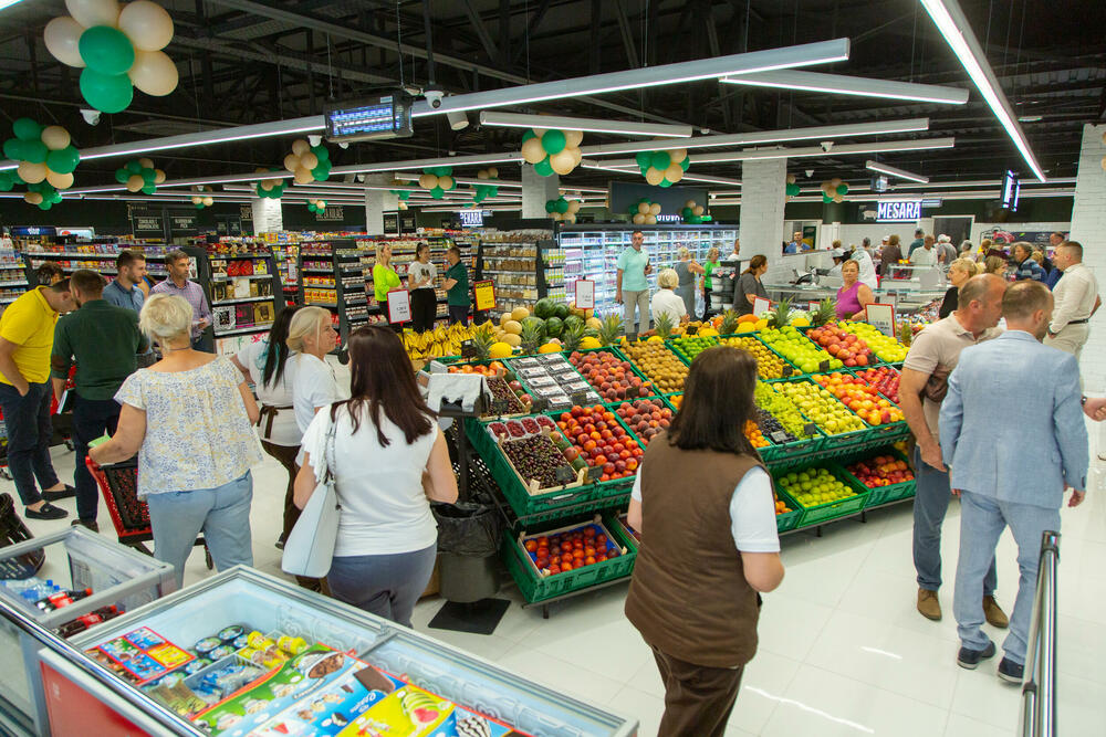 <p>Objekat se prostire na površini od 1560 metara kvadratnih, a u sklopu njega se nalazi i Cosmetics market i apoteka<font color="#d50517">.</font></p>