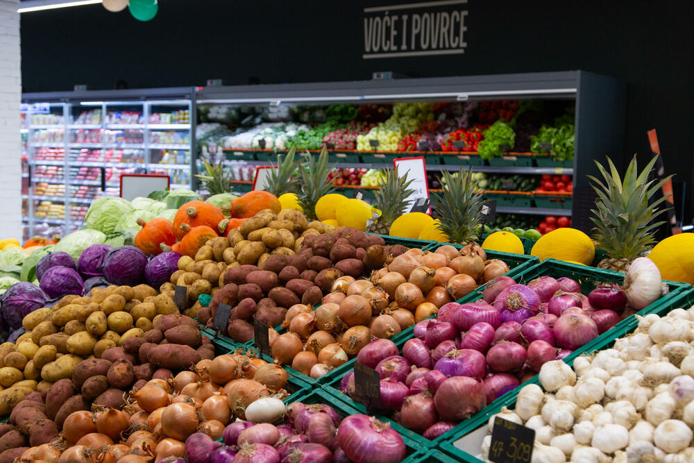 <p>Objekat se prostire na površini od 1560 metara kvadratnih, a u sklopu njega se nalazi i Cosmetics market i apoteka<font color="#d50517">.</font></p>