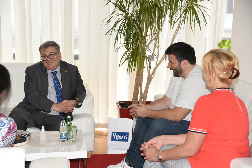 <p>"Nijesam iznenađen dinamikom, osjećajem slobode, dobrom voljom ljudi koje sam ovdje sreo. Želim cijelom društvu prosperitet, slobodu i da hodamo zajedno putem ka EU"</p>