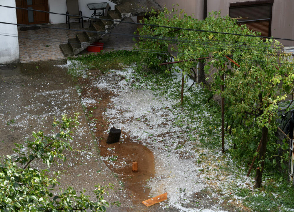 <p>Nevrijeme pratio i jak vjetar</p>