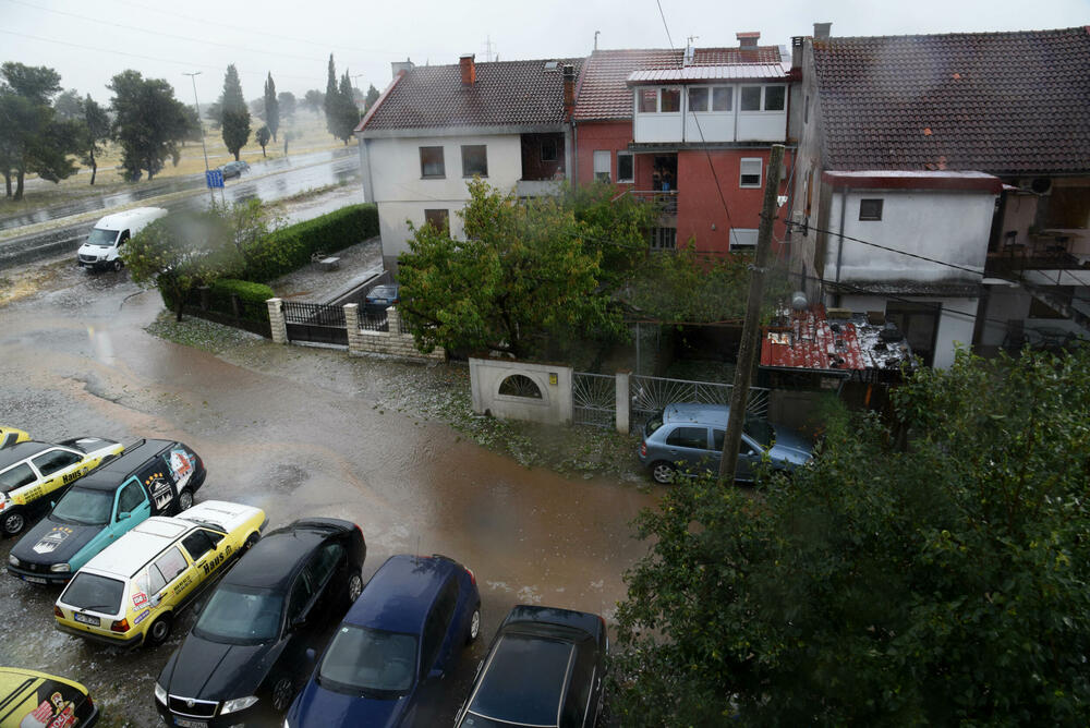 <p>Nevrijeme pratio i jak vjetar</p>