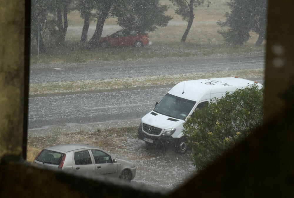 <p>Nevrijeme pratio i jak vjetar</p>