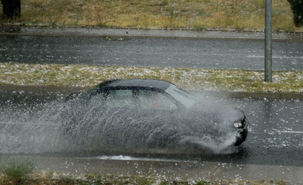 <p>Nevrijeme pratio i jak vjetar</p>