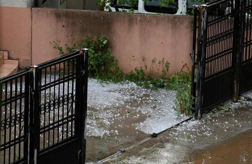 <p>Nevrijeme pratio i jak vjetar</p>