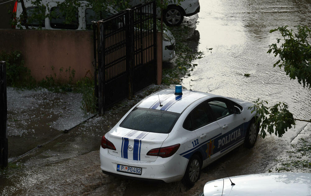 <p>Nevrijeme pratio i jak vjetar</p>