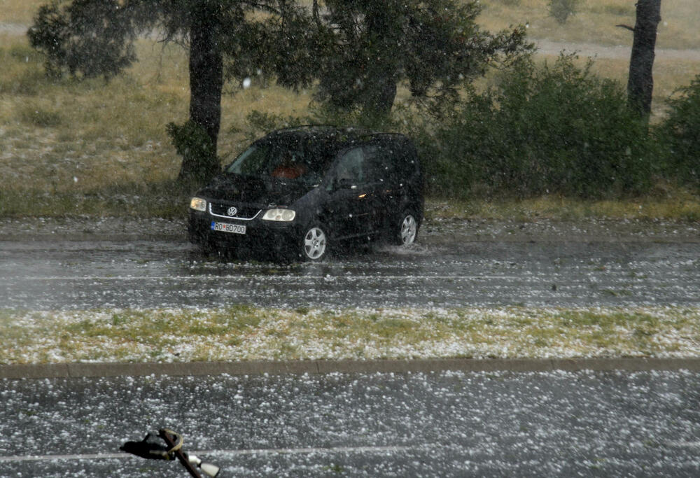 <p>Nevrijeme pratio i jak vjetar</p>