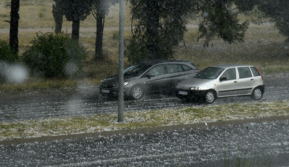 <p>Nevrijeme pratio i jak vjetar</p>