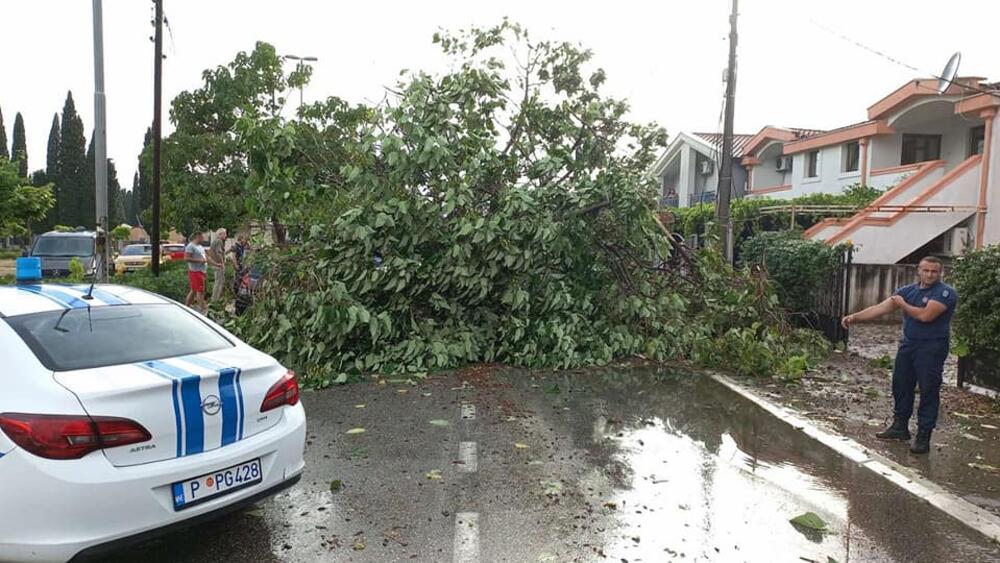 <p>Nevrijeme pratio i jak vjetar</p>