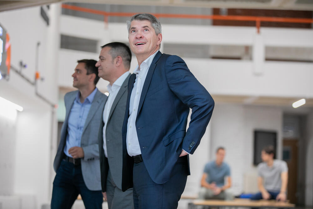 <p>Kompanija One nedavno je pustila je u rad prvu 5G zonu koja pokriva područje Rimskog trga u Podgorici i upravne zgrade kompanije, i već u prvoj sedmici testiranja zabilježena je rekordna brzina prenosa podataka u Crnoj Gori od 1648 Mbps.</p>