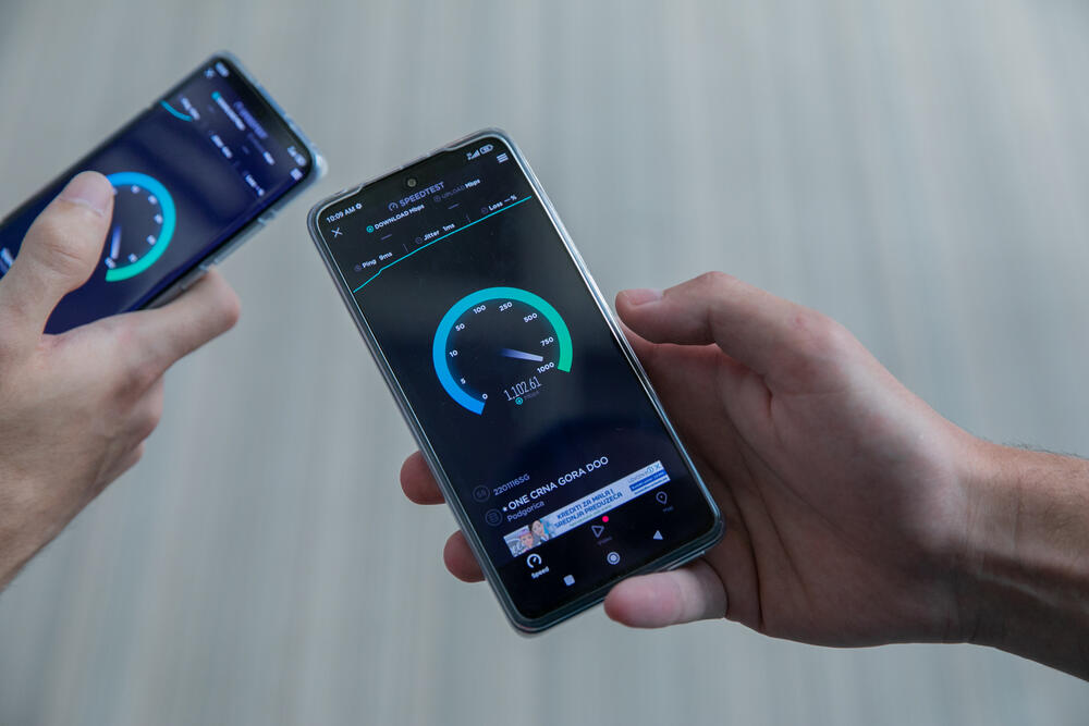 <p>Kompanija One nedavno je pustila je u rad prvu 5G zonu koja pokriva područje Rimskog trga u Podgorici i upravne zgrade kompanije, i već u prvoj sedmici testiranja zabilježena je rekordna brzina prenosa podataka u Crnoj Gori od 1648 Mbps.</p>