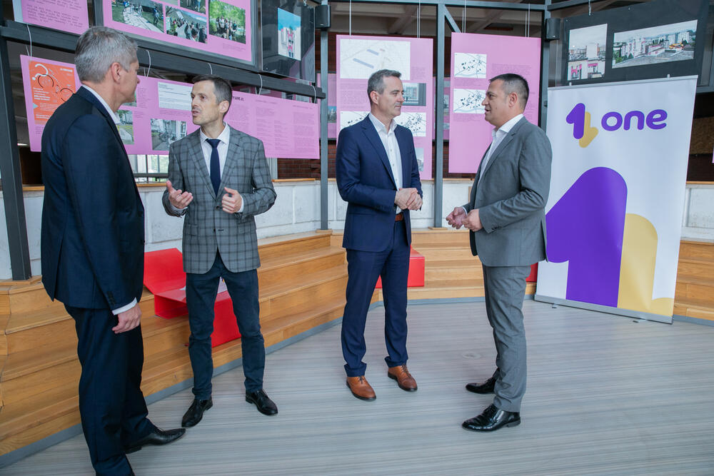 <p>Kompanija One nedavno je pustila je u rad prvu 5G zonu koja pokriva područje Rimskog trga u Podgorici i upravne zgrade kompanije, i već u prvoj sedmici testiranja zabilježena je rekordna brzina prenosa podataka u Crnoj Gori od 1648 Mbps.</p>