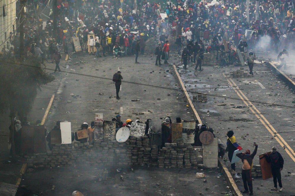 <p>Demonstranti od vlade traže smanjenje cijena goriva, uvođenje kontrole cijena hrane...</p>