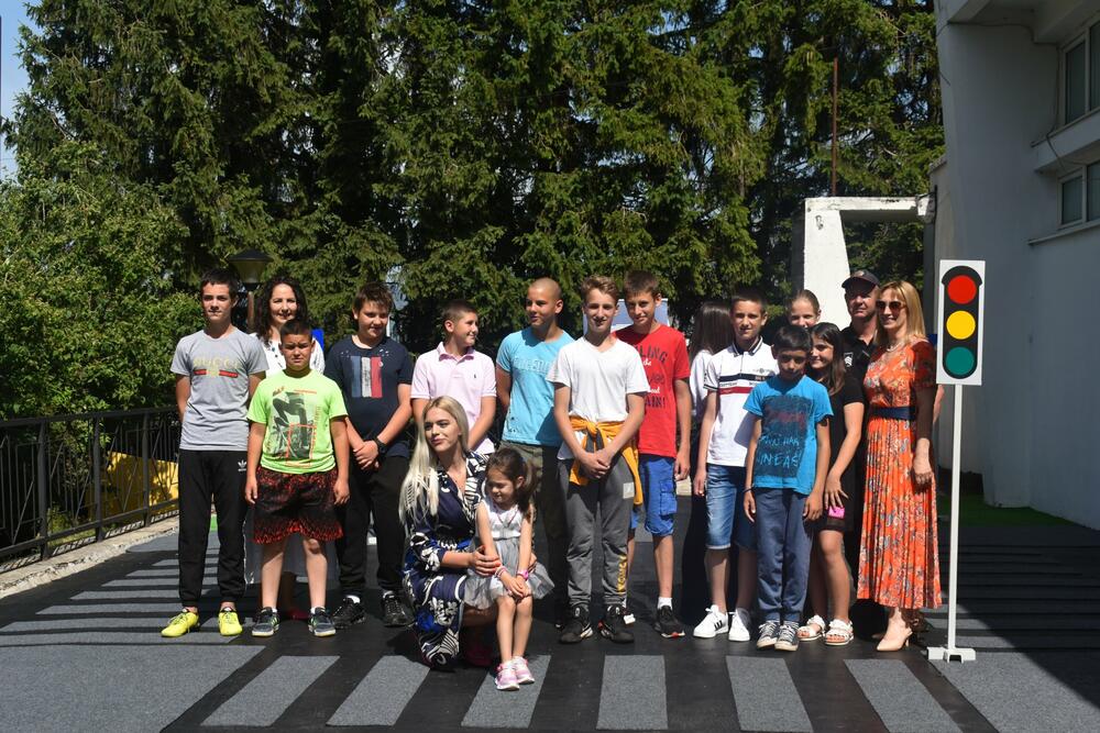 <p>„Poligon se sastoji od maketa pješačkih prelaza, trotoara, semafora, najčešće korišćenih saobraćajnih znakova i jedne raskrsnice. Istakla bih veliku pomoć Prve srednje stručne škole kada je u pitanju izgradnja ovog poligona"</p>