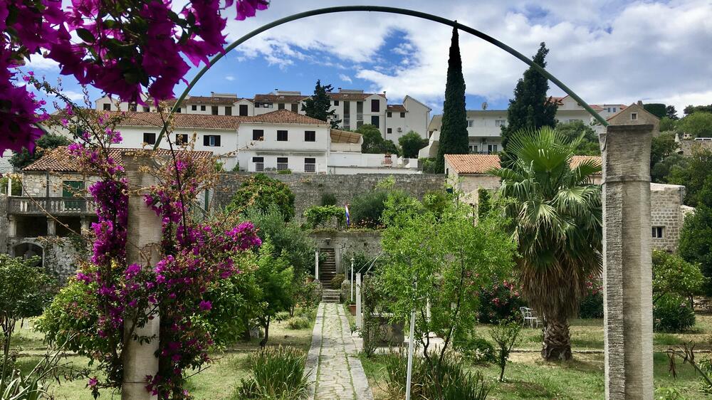 <p>Sa mjestima je kao sa ljudima. Često ne znate zašto su vam simpatična. Od prvog trenutka sam se u Starom Gradu osjećao bolje nego u gradu Hvaru, gdje je turistički fenseraj već djelimično dostigao nivo Dubrovnika</p>