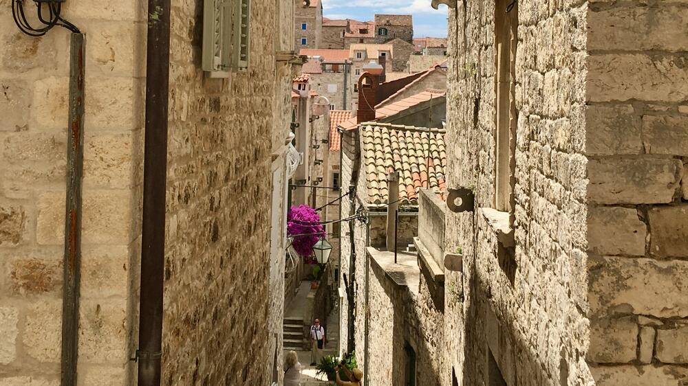 <p>Sa mjestima je kao sa ljudima. Često ne znate zašto su vam simpatična. Od prvog trenutka sam se u Starom Gradu osjećao bolje nego u gradu Hvaru, gdje je turistički fenseraj već djelimično dostigao nivo Dubrovnika</p>