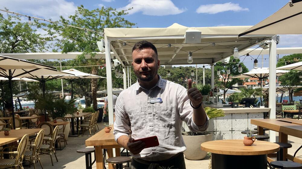 <p>Sa mjestima je kao sa ljudima. Često ne znate zašto su vam simpatična. Od prvog trenutka sam se u Starom Gradu osjećao bolje nego u gradu Hvaru, gdje je turistički fenseraj već djelimično dostigao nivo Dubrovnika</p>