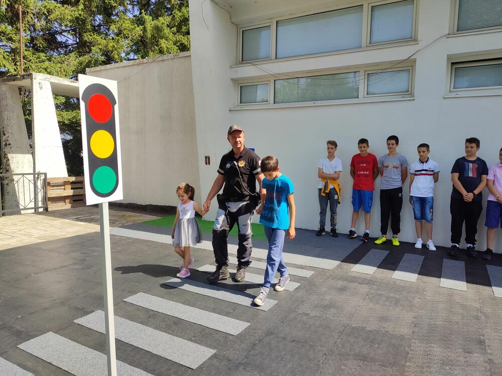 <p>„Poligon se sastoji od maketa pješačkih prelaza, trotoara, semafora, najčešće korišćenih saobraćajnih znakova i jedne raskrsnice. Istakla bih veliku pomoć Prve srednje stručne škole kada je u pitanju izgradnja ovog poligona"</p>