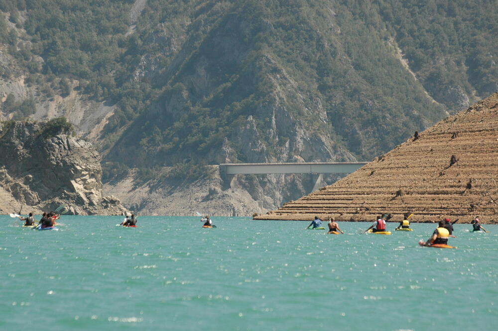 <p>U subotu će, u dva termina, za iste polaznike, na jezeru biti održana jednodnevna škola kajaka za djecu i omladinu kojom će rukovoditi Srđan Vuković, licencirani kajak instruktor</p>