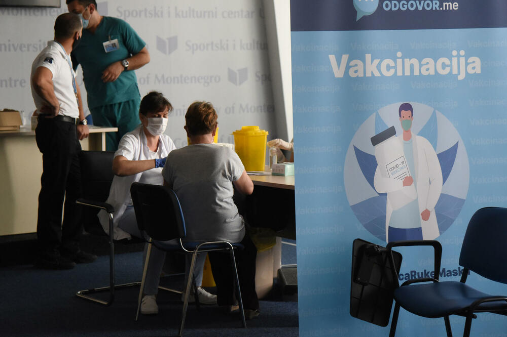 Sa jednog od vakcinalnih punktova u Podgorici, Foto: Luka Zekovic